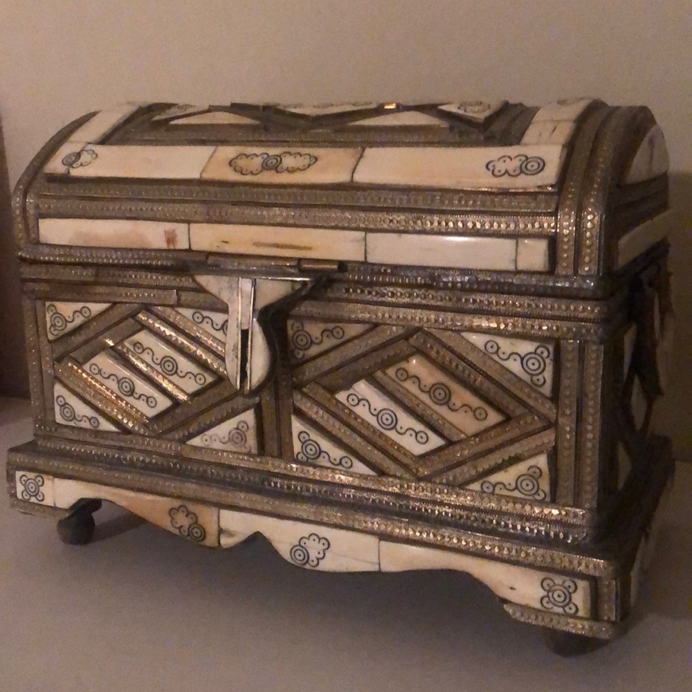 Ivory jewelry storage box